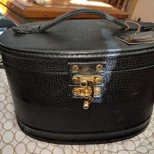 Bentony Deluxe Oval Make Up/Jewelry Travel Case